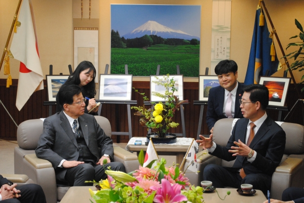 19일 일본 시즈오카현지사 집무실에서 양승조 충남도지사와 가와카츠 헤이타 지사가 양 도·현 간 교류협력 확대 방안을 논의하고 있다.