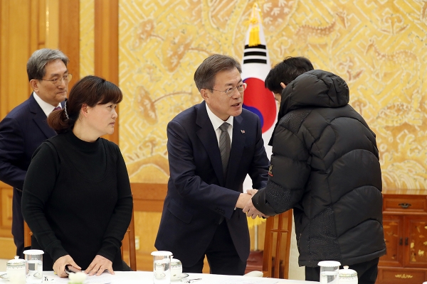 지난 18일 문재인 대통령이 청와대에서 고(故) 김용균 씨 부모와 면담하고 있는 모습. 청와대 제공