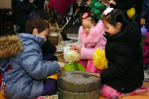 19일 유성문화원에서 열린 ‘2019 유성 정월대보름제’에서 어린이들이 전통민속문화 체험을 하고 있다.