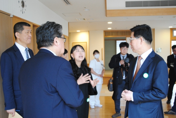 19일 일본 시즈오카현림암센터를 방문한 양승조 충남도지사가 암센터 시설을 살피며 관계자의 설명을 듣고 있다.