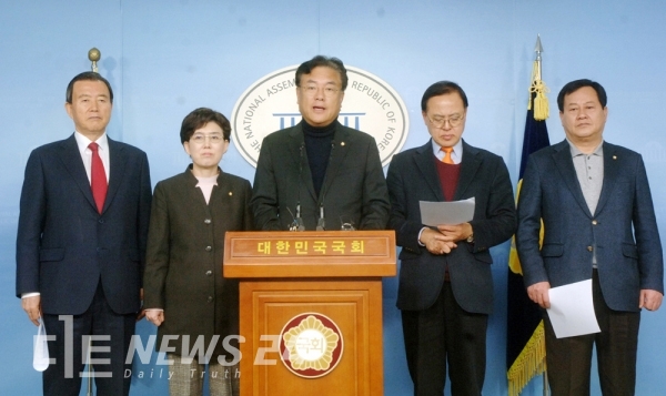 자유한국당 충청권 의원들이 지난 20일 국회 정론관에서 기자회견을 열고 문재인 정부의 보 해체 추진에 강력 반발했다.