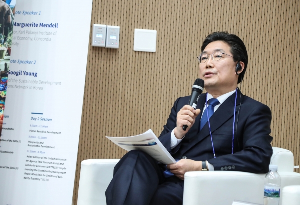 지난 23일 김홍장 당진시장이 지속가능 국제학술발표회 토론장에서 발표하는 모습