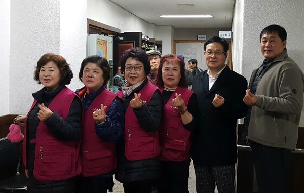 다문화장학회 조성옥 회장, 김영진 수석 부회장 등 회원들이 급식 서빙에 참여했다.