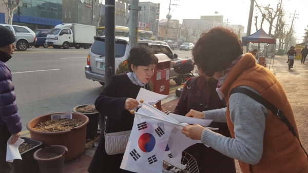 28일 대종로 일원에서 태극기달기 홍보캠페인을 펼친 석교동 자생단체 회원들 모습