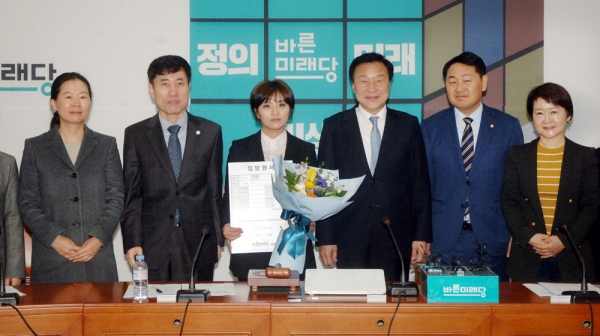 더불어민주당에서 제명됐다 무소속으로 활동했던 김소연 대전시의원이 4일 바른미래당에 입당했다.
