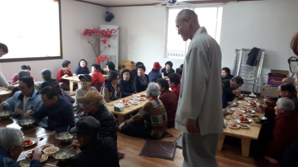 2일. 대흥동 노인사회활동참여자분들께 점심을 대접한 대흥동 정수사 용보스님(오른쪽)