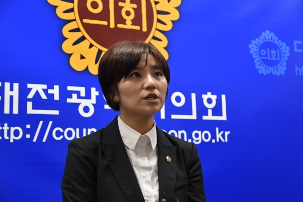 김소연 대전시의원(서구6, 바른미래)이 4일 오후 대전시의회에서 열린 기자회견에서 입당 배경과 향후 정치행보에 대한 입장을 밝히고 있다.