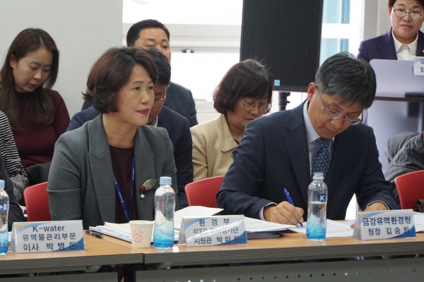 김승희 금강유역환경청장(오른쪽)과  박미자 4대강 조사평가지원관이 의원들의 질문에 답하고 있다.