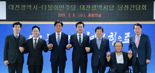 허태정 대전시장과 더불어민주당 대전시당 지역위원장들이 6일 오후 당정간담회에 앞서 기념촬영을 하고 있다.