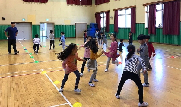 지난해 당진시 초등학교 건강돌봄 놀이터 시범학교로 운영된 송산초 신체활동 장면