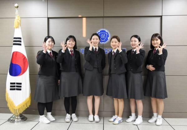 공공기관, 대기업 및 금융권에 취업한 대전여상 졸업생들이 기념사진을 촬영하고 있다. /사진자료=대전여자상업고등학교 제공.