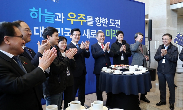문재인 대통령이 지난 1월 24일 대전 지역경제투어에서 한국항공우주연구원을 방문한 모습. 청와대 제공
