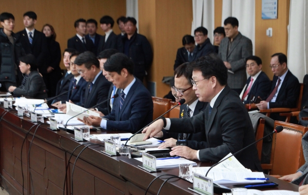 15일 대전에서 열린 '더불어민주당-대전시 예산정책협의회'에 참석한 민주당 최고위원들이 전날 나경원 자유한국당 원내대표의 "반민특위 국민분열" 발언에 대해 성토하고 있다.