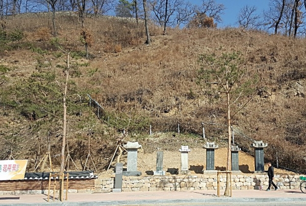 세계유산인 유네스코에 등록된 공주시 공산성 부근에 친일에 앞장선 박중양과 김관현의 치적비가 아직도 남아있어 철거해야 한다는 여론이 일고 있다.