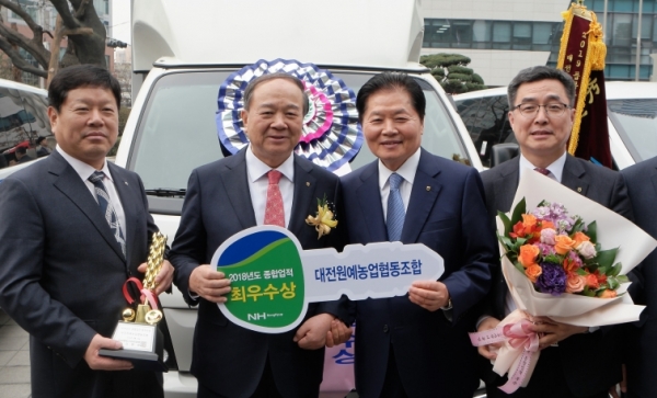 (왼쪽부터)김치영 상임이사, 김의영 조합장, 김병원 농협중앙회장, 전용석 농협대전본부장이 기념사진을 찍고 있는 모습.