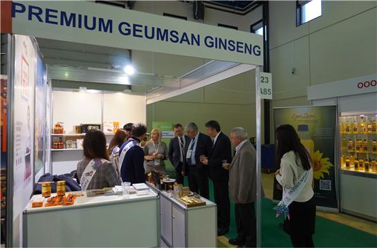 지난달 열린 모스크바 국제식품박람회에 참가한 유럽 바이어들이 금산군 부스에서 인삼 관련 제품에 깊은 관심을 보이고 있다.