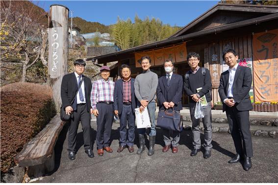 금산군이 일본 대표 뿌리 특산물인 와사비를 대표하는 시즈와카현과 교류전에 나선 가운데 관계자들이 기념촬영을 하고 있다.
