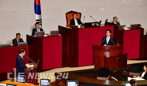 19일 국회 본회의장에서 열린 대정부질문에서 김종민 의원이 이낙연 총리에게 정치분야 질문을 하고 있다.