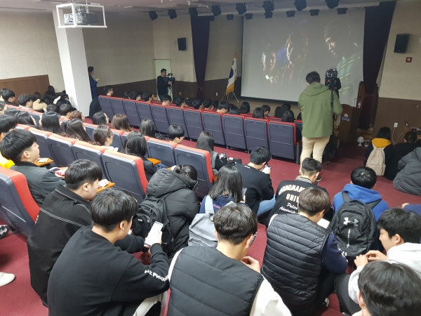 20일 충남도립대가 대학 도서관에서 100여명의 재학생이 참여한 가운데 ‘영화 인문학’ 특강을 펼쳤다.