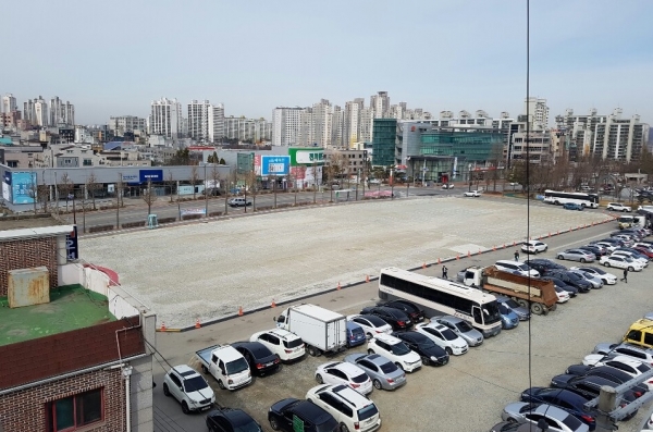 아산시는 21일 시청 별관 앞 유휴부지를 공영주차장으로 운영한다고 밝혔다.