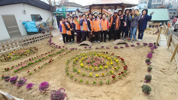 용두동 주민쉼터에 봄꽃을 심은 주민들 모습