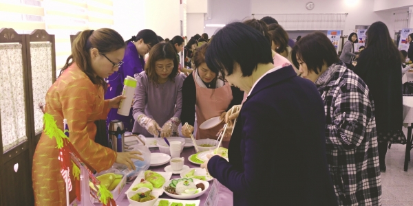 21일 세종시가 도담동 싱싱문화관 요리실습실에서 시민을 대상으로 다문화 요리 교실 ‘글로벌 식탁으로의 초대-아시아 음식 여행’을 펼쳤다.