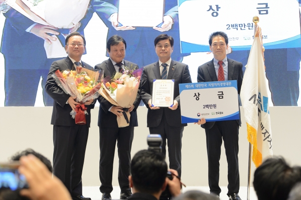 세종시가 21일 서울 삼성동 코엑스에서 열린 ‘제15회 대한민국 지방자치 경영대전’에서 지방자치 경쟁력 제고에 기여한 공로를 인정받아 대통령 표창을 수상했다.