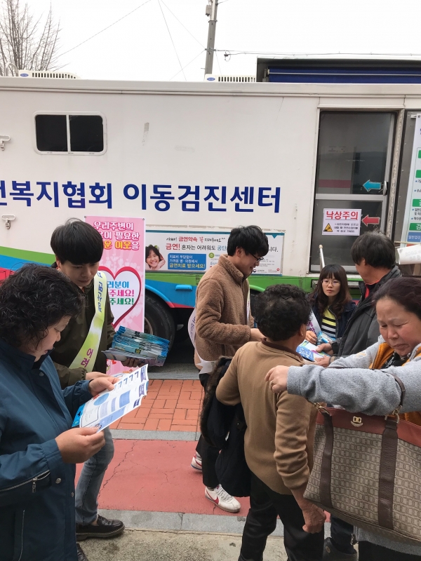 청양군 정산면행정복지센터 직원들이 20일 주민들을 대상으로 복지사각지대 발굴을 위한 홍보활동을 펼쳤다.