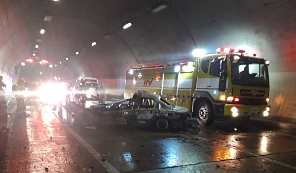 21일 오후 9시 51분께 충남 공주시 유구읍 한 터널 안에서 쏘나타 승용차가 25t 화물차를 추돌해 승용차 운전자(41)가 숨졌다. (공주소방서 제공)