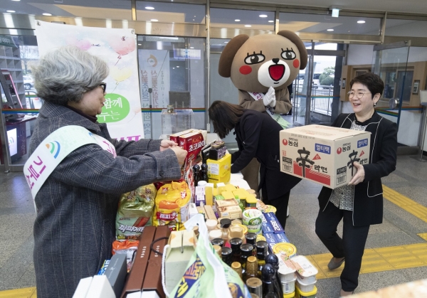 박정현 대덕구청장(왼쪽)은 21일 구청에서 열린 ‘기부식품 나눔의 날’ 행사에서 푸드마켓 김익자 점장(오른쪽)에게 식료품을 전달하고 있다.