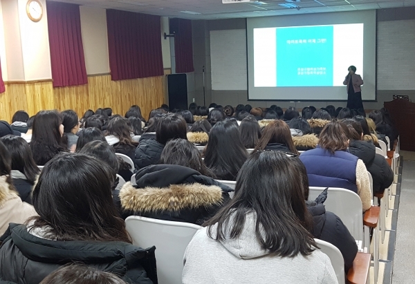 사진은 지난해 12월 대전도안고등학교 학생 90명을 대상으로 청소년 데이트폭력 예방교육을 실시하고 있는 모습