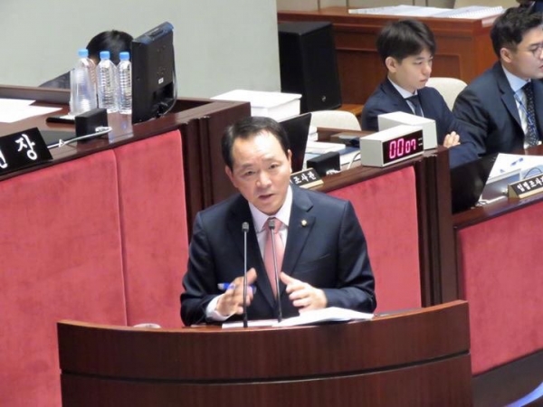 국회에서 대정부 질문을 하고 있는 한국당 성일종 국회의원(서산 태안)
