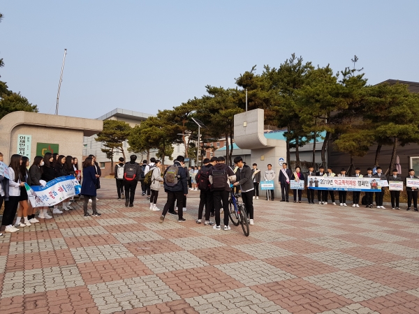 25일 펼쳐진 학교폭력예방 캠페인에는 김돈곤 청양군수, 구기수 청양군의회의장, 청양고 김호중 교장과 청양군1388청소년지원단, 교사와 학생들이 함께 했다.