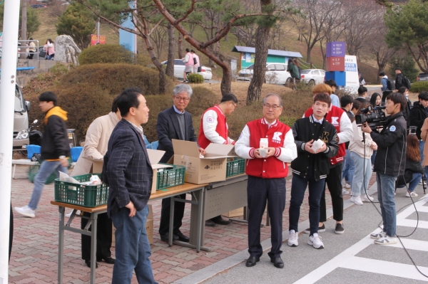 26일 오전 8시 한국영상대가 본교 영상관 삼거리에서 학생행복프로젝트 ‘등교케어’를 펼쳤다.