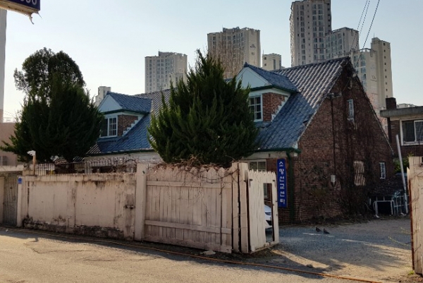 대전 성지교회가 소망선교센터(사진)를 문화재 등록신청해 그 결과에 관심이 쏠리고 있다.