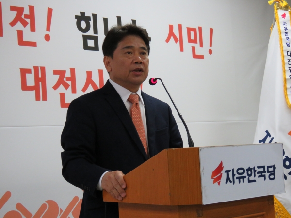 10일 오전 육동일 자유한국당 대전시당위원자이 정례 기자간담회에서 브리핑을 하고 있다.