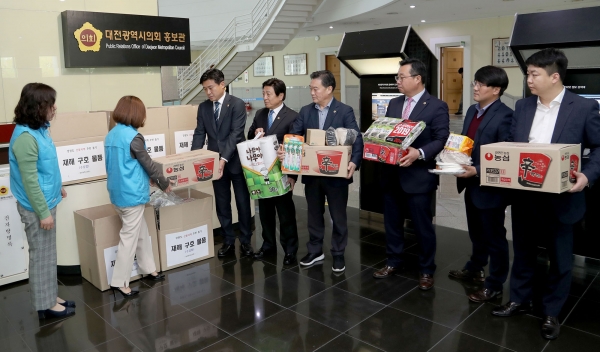 김종천 대전시의회 의장(왼쪽) 등 시의원들이 11일 강원도 산불피해 이재민 돕기 운동에 참여하고 있다.