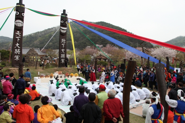 오는 13일부터 14일까지 제21회 칠갑산 장승문화축제가 청양군 대치면 장곡리 장승공원에서 열린다.