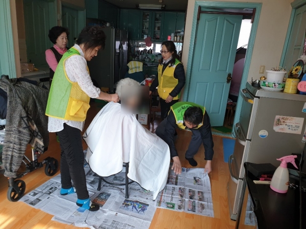 비래동 자원봉사회(회장 이원춘)는 지난 9일 거동불편 노인 및 장애인의 가정을 직접 방문해 이미용봉사를 했다.