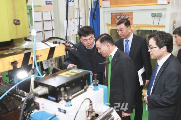 구본영 천안시장이 (주)비전테크놀러지 공장 생산라인을 둘러보고 있다.