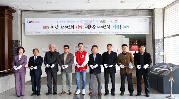 전시회 시작에 앞서 이종서 총장(오른쪽에서 4번 째)과 김갑동 박물관장(오른쪽 세 번째) 및 이종곤 교학부총장(오른쪽 두 번 째) 등 대학 관계자들이 참석한 가운데 테이프커팅식을 하고 있다.