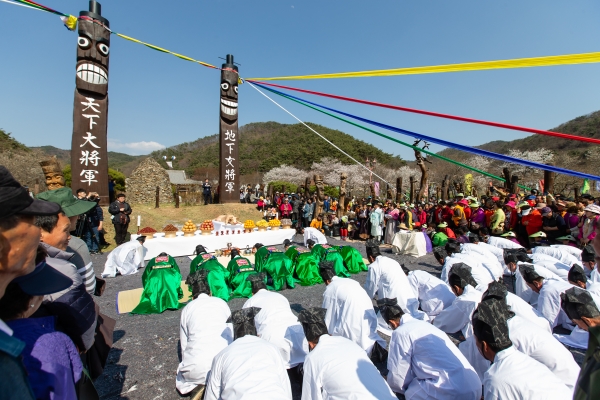 제21회 칠갑산장승문화축제가 13일과 14일 장곡사 일원에서 한국의 ‘아름다운 길 100선’에 선정된 장곡사 벚꽃길이 방문객을 환영하는 가운데 성황리에 열렸다.