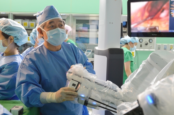 최인석 교수가 로봇 휘플수술 집도를 위해 환자의 병변부에 로봇 팔을 도킹(결합)하는 모습. 사진 건양대병원 제공