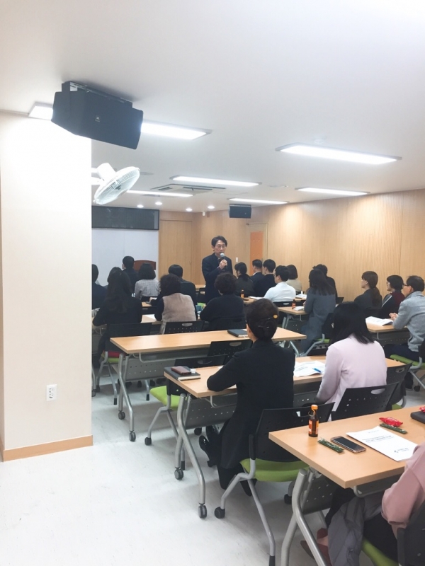 15일 청사 치매안심센터 교육실에서 열린 민원서비스 역량 강화교육에서 김동선 중구 부구청장이 공직자의 자세에 대한 강의를 펼쳤다.