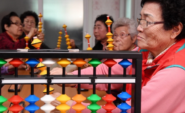 16일 치매예방에 효과적인 놀이주산을 하고 있는 산성동 원대경로당 노인들 모습