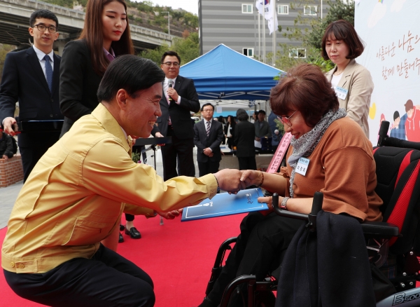 황인호 청장이 모범장애인에게 표창장을 수여하고 있다.
