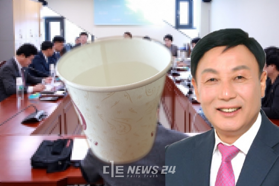 아산시의회 장기승 의원(자유한국당·가선거구)이 ‘물컵 투척’ 논란의 경위 설명과 함께 공개 사과했다.