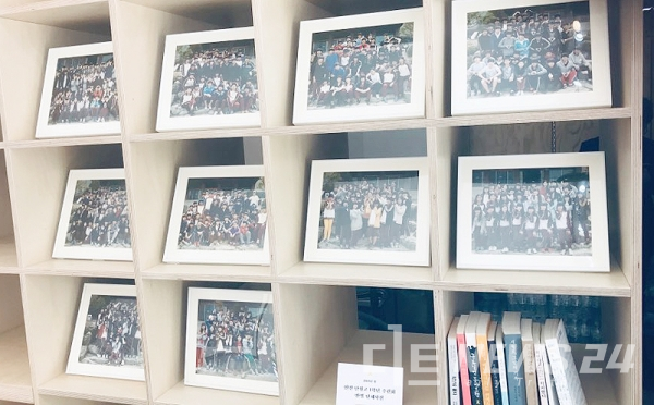 서울 광화문 세월호 기억공간 '기억과 빛'에 전시된 안산 단원고 희생 학생들 수련회 단체사진.