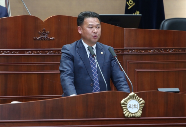 권오중 의원이 19일 221회 임시회 본회의에서 5분 발언을 하고 있다.