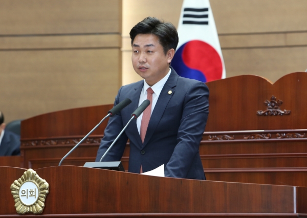 김철환 의원이 19일 221회 임시회 본회의서 5분 발언을 하고 있다.